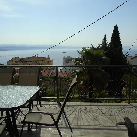 Ella, Apartament
