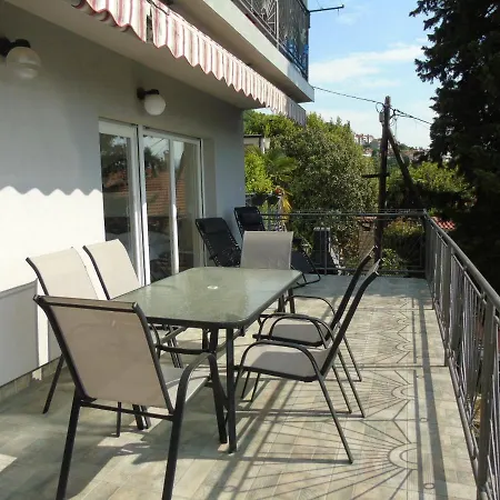 Ella, Apartament