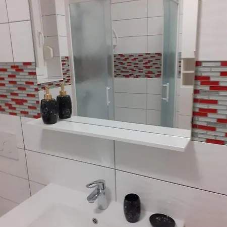 Ella, Apartament *