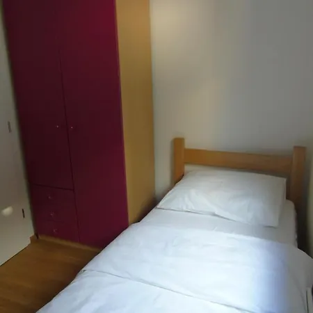 Ella, Apartament